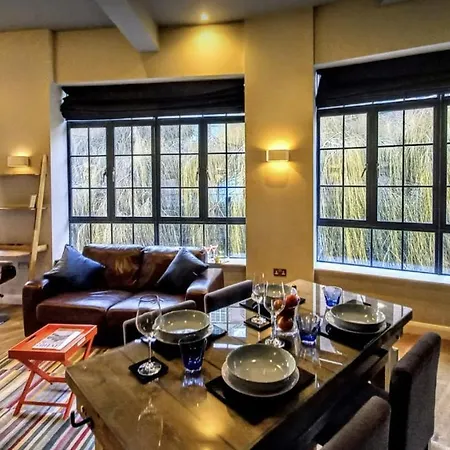 Stunning 5* Location Front Line River With Parking 요크