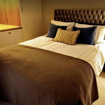 Stunning 5* Location Front Line River With Parking Apartmán